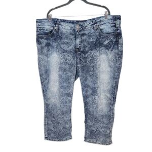 Silver Capri Distressed Jeans with Boho Pattern Size 24